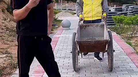 一个不慎的瞬间，小伙在搬运货物时低头看手机，结果拉开了电梯门，最终坠落身亡